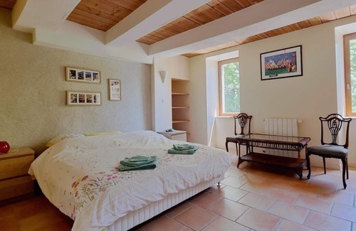 Velieux Villa | Villa rustique et intime à Vélieux, Languedoc Roussillon, France avec piscine chauffée pour 6 personnes