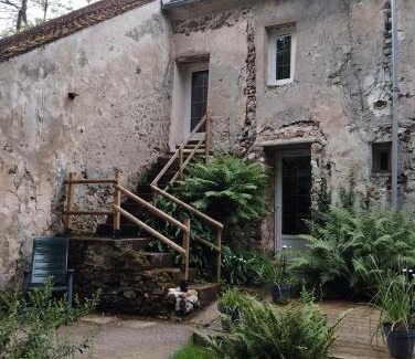 Coupru Appartement | 35 min Disney - Paris - Family room at homestay with bathtub and dining - lounge area - secure parking - 5 people and 1 baby - duplex with independent entrance on 1rst floor at inhabitant's house