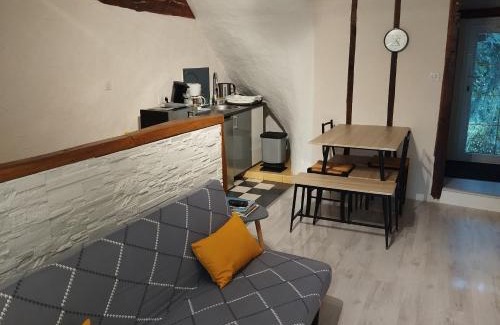 Coupru Appartement | 35 min Disney - Paris - Family room at homestay with bathtub and dining - lounge area - secure parking - 5 people and 1 baby - duplex with independent entrance on 1rst floor at inhabitant's house