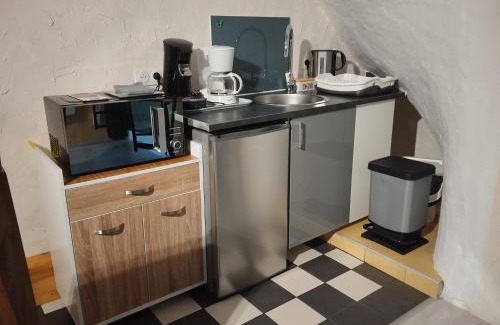 Coupru Appartement | 35 min Disney - Paris - Family room at homestay with bathtub and dining - lounge area - secure parking - 5 people and 1 baby - duplex with independent entrance on 1rst floor at inhabitant's house