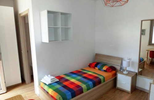 Cologno Monzese Station Balnéaire | 350 m² Chambre privée ∙ 1 chambre ∙ 2 personnes
