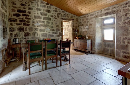 Sanilhac Cottage | Maison en grès vielle de 350 ans avec une belle vue sur la vallée dans une nature préservée