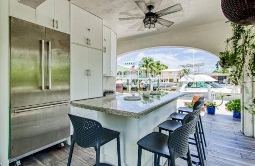 Twin Lakes Appartement | 350A Waterfront Oasis with hot tub