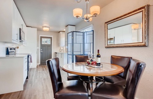 West Colfax Maison | Belle maison unifamiliale entièrement meublée et entièrement rénovée disponible!