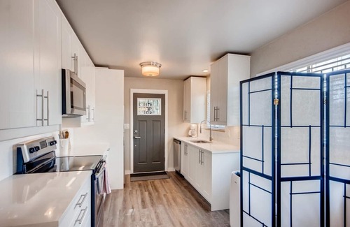 West Colfax Maison | Belle maison unifamiliale entièrement meublée et entièrement rénovée disponible!