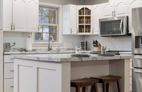 Jeffersonville Maison | Sleeps 18~Game room~2 Kitchens~Awesome backyard