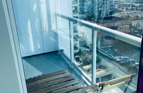 Central Lonsdale Appartement | 360º Rooftop Patio Views. Your-Home-Away-From-Home