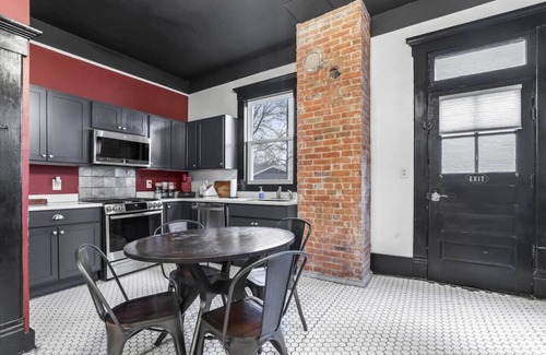 Livingston Park Maison | 38) Two Entire Houses in downtown! Hot tub + games