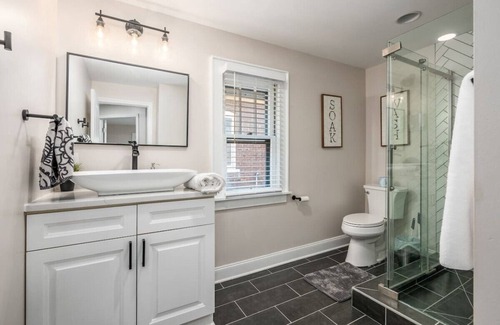 Livingston Park Maison | 38) Two Entire Houses in downtown! Hot tub + games