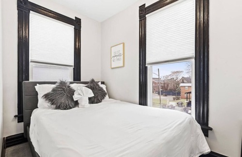 Livingston Park Maison | 38) Two Entire Houses in downtown! Hot tub + games