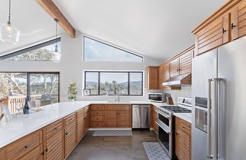 Del Rey Oaks Maison | 3849 La Vista Portola - Spacious, Updated, Mountain Views, Fireplace!