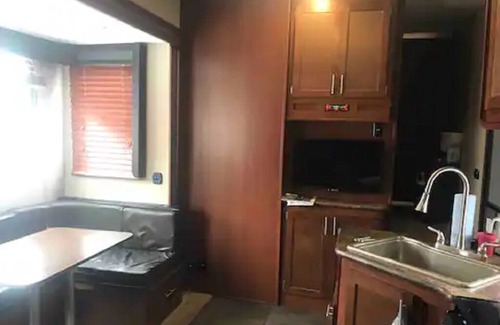 Glenfield Maison | 39' Beautiful Camper With private yard