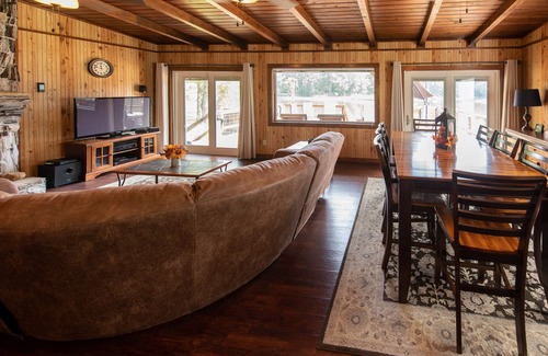 Jonesville Maison | 391-acre ranch home with private lake, pier, amazing views & game room