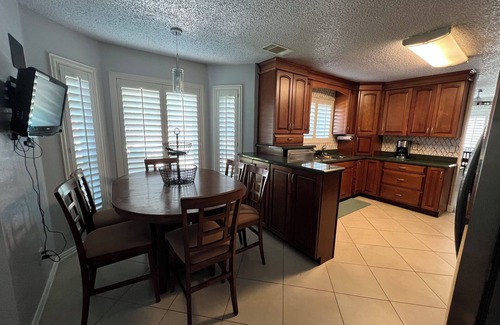 South Arlington Maison | 3b/2.5b Family home with Pool close to Joe Pool Lake and Epic Indoor Water Park