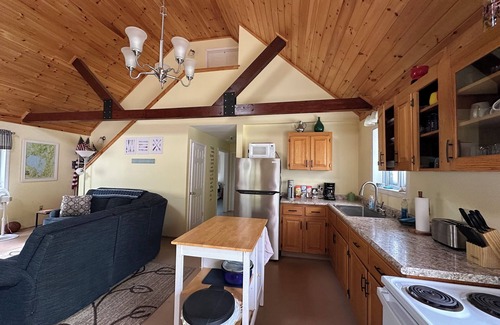 Standish Maison | 3Bd, 1 bath camp on Frye Island close to Beach 6 with screened-in porch!