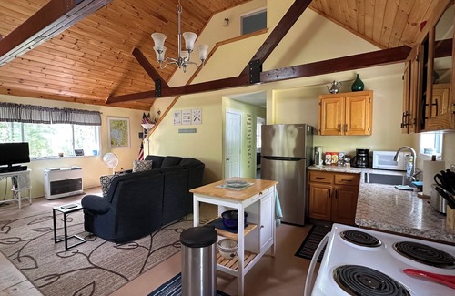Standish Maison | 3Bd, 1 bath camp on Frye Island close to Beach 6 with screened-in porch!
