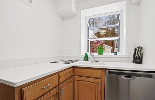 Bethesda Maison | 3Bd/2.5ba Townhome in Bethesda nr NIH and Metro