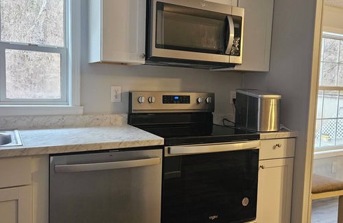 Pembroke Maison | 3bd/2 bath off 460E. One of two properties 1 mile of each other for large groups