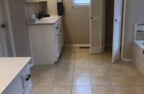 Oklahoma City Maison | 3BD 2Bath Sleep 8 Tornado shelter Whole home Safe Area
