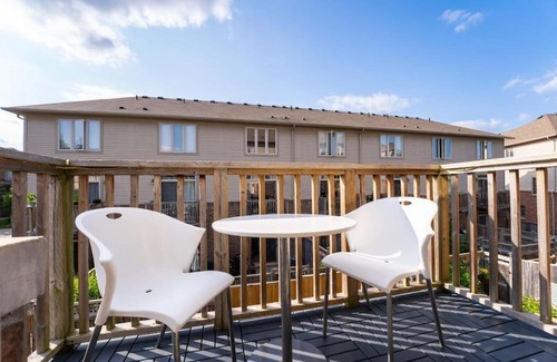 Kitchener Maison | 3BD Townhouse-Wifi-Kitchen-Patio