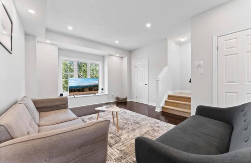 Kitchener Maison | 3BD Townhouse-Wifi-Kitchen-Patio