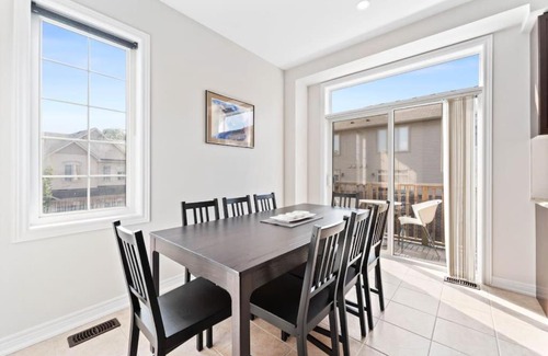 Kitchener Maison | 3BD Townhouse-Wifi-Kitchen-Patio