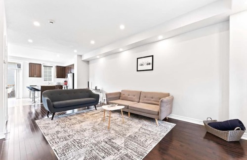 Kitchener Maison | 3BD Townhouse-Wifi-Kitchen-Patio