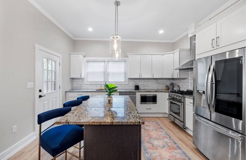 Bloomfield Maison | 3BD w/ Rooftop & BBQ - 7 Mins to Downtown Pittsburgh