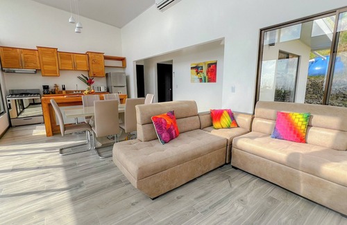 Uvita Maison | 3bdr House in Uvita LAPA | 180° Ocean View