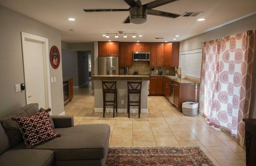 Tami Estates Maison | 3bdr Remodeled, pool resort living & putting Green