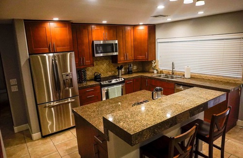 Tami Estates Maison | 3bdr Remodeled, pool resort living & putting Green