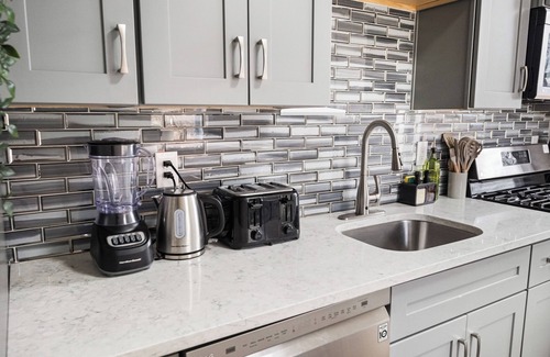 Pittsburgh Appartement | 3Bed 2Bath Family Home w/Hot Tub & Huge backyard