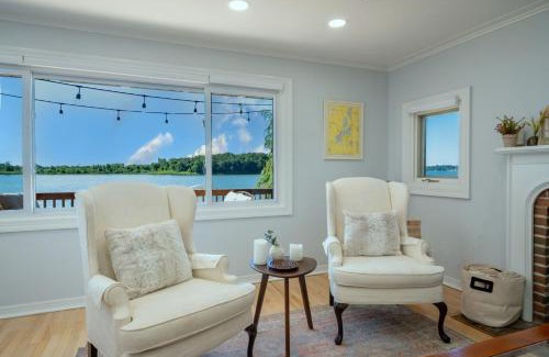 Fox Lake Maison | 3Bed 2Bath Luxury Lake House on Myers Bay Private Pier Beach Firepit and Deck
