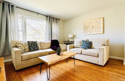 Forest Park Appartement | 3BR/1ba apt; fully furnished and equipped; in Forest Park