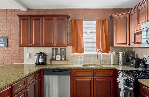 Newark Maison | 3BR/2.5BA Parking Comfort, Style & Convenience