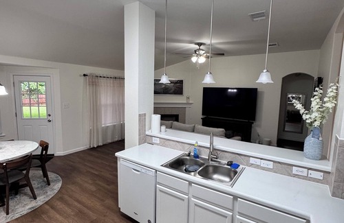 Hutto Maison | 3BR/2BA House near Kalahari & Dell Diamond Sleep 11