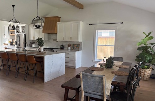 Old Lake Highlands Maison | 3BR/2BA l Fenced | Pets OK