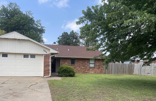 Stillwater Maison | 3br 2bath with patio hot tub and outdoor TV 2 miles from OSU