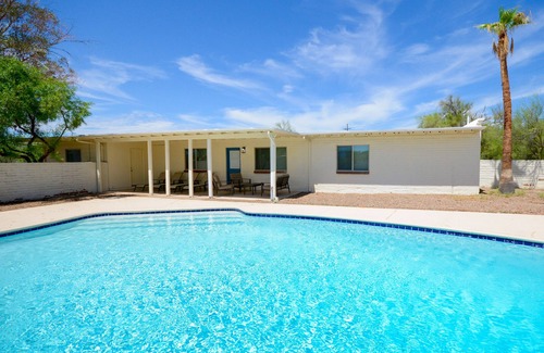 Casas Adobes Maison | 3BR, 2BR, Sleeps 10, Pet Friendly