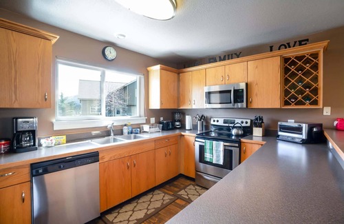 Big Sky Maison | 3BR Big Sky Getaway with Hot Tub and Mountain Views