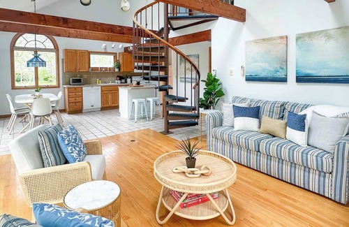 Katama Maison | 3BR Coastal Retreat in Quiet Edgartown Neighborhood