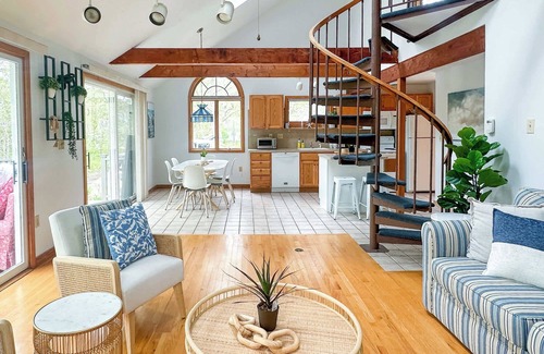 Katama Maison | 3BR Coastal Retreat in Quiet Edgartown Neighborhood