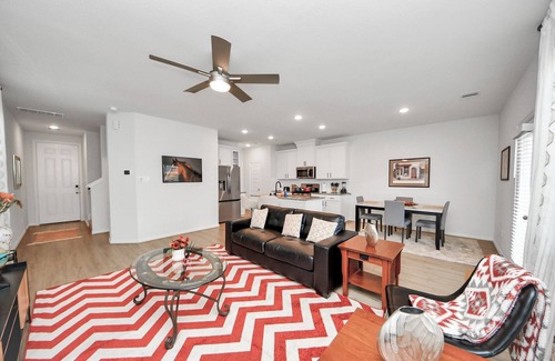 Katy Maison | 3BR Corporate & Family Getaway Near Katy Mills