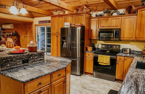 Millmont Cabine | 3BR Cozy Country Cabin w/ Hot Tub near Penns Creek