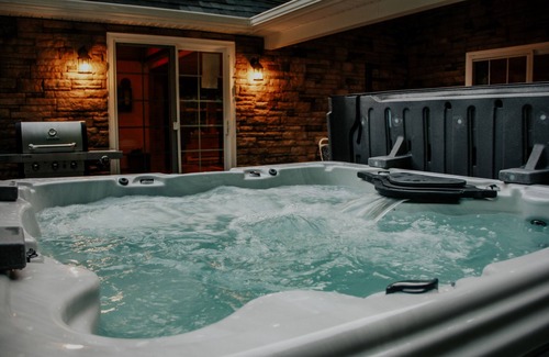 Millmont Cabine | 3BR Cozy Country Cabin w/ Hot Tub near Penns Creek