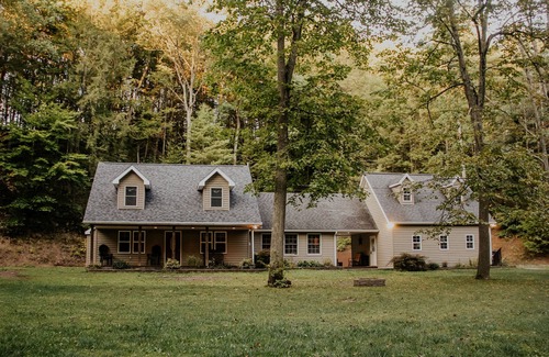 Millmont Cabine | 3BR Cozy Country Cabin w/ Hot Tub near Penns Creek