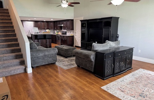 Gilbert Maison | 3BR Farmhouse near Gilbert Temple with access to indoor Racquetball Court