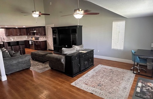 Gilbert Maison | 3BR Farmhouse near Gilbert Temple with access to indoor Racquetball Court