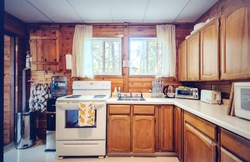 Beaconia Maison | 3BR Harbor Front House with Fire Pit Canoe, Hammock & Bikes near Grand Beach.