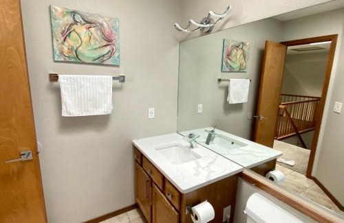 Briargate Maison | 3br home 2br unit close to USAFA with fireplace
